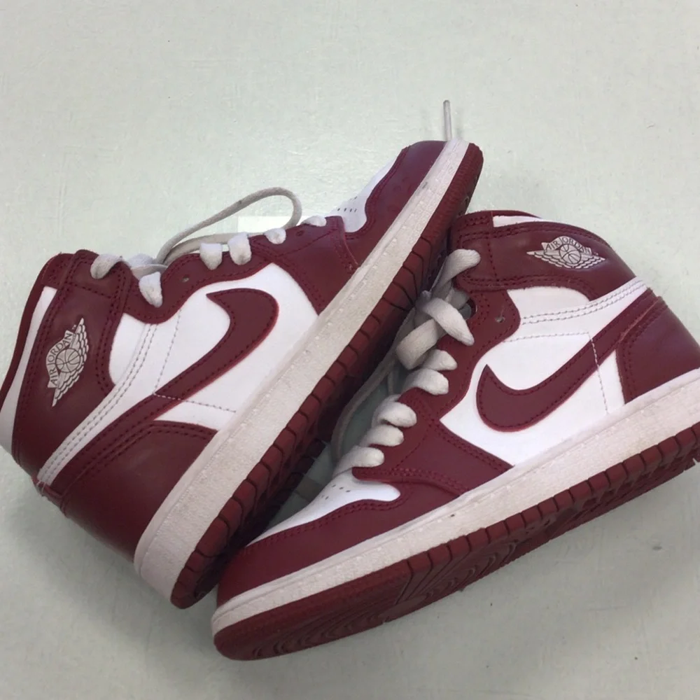 Nike Jordan high Top red white is Sneakers